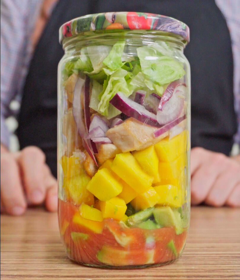 Salát ve sklenici s čerstvou zeleninou